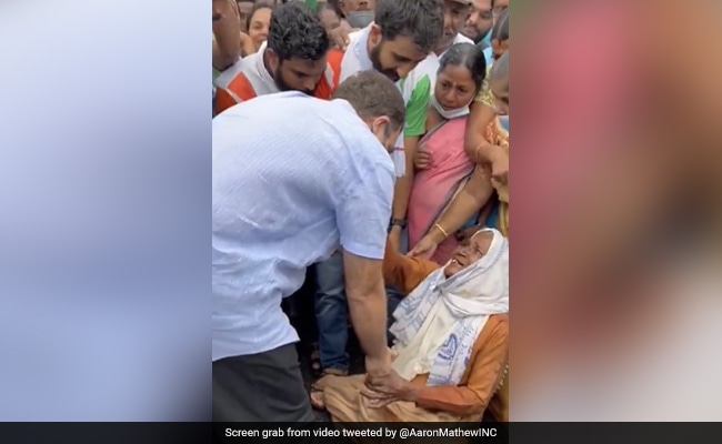 दिन भर इंतजार के बाद राहुल गांधी से मिलने पर महिला का इशारा