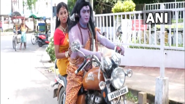 मूल्य वृद्धि पर नुक्कड़ नाटक के लिए भगवान शिव के वेश में असम का व्यक्ति गिरफ्तार मूल्य वृद्धि पर नुक्कड़ नाटक के लिए भगवान शिव के वेश में असम का व्यक्ति गिरफ्तार
