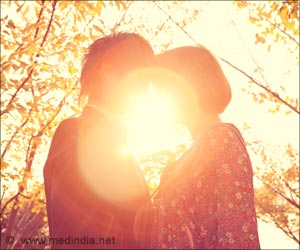 एक साथ बात करने वाले परिवारों के हस्तक्षेप से किशोर यौन जोखिम व्यवहार को कम करने में मदद मिलती है
