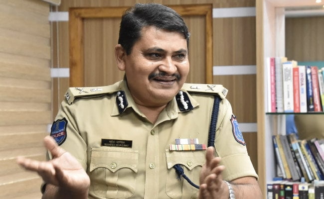 इस पुलिस अधिकारी का मिशन सिविल सेवा के उम्मीदवारों को सलाह देना और प्रतियोगी परीक्षाओं को पास करने में उनकी मदद करना है इस पुलिस अधिकारी का मिशन सिविल सेवा के उम्मीदवारों को सलाह देना और प्रतियोगी परीक्षाओं को पास करने में उनकी मदद करना है