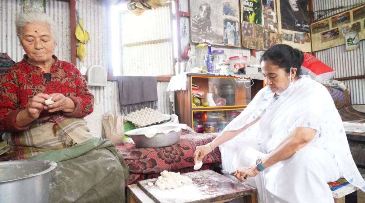 देखें: ममता बनर्जी ने दिखाया पाक कौशल, दार्जिलिंग में स्थानीय स्टॉल पर तैयार किए मोमोज देखें: ममता बनर्जी ने दिखाया पाक कौशल, दार्जिलिंग में स्थानीय स्टॉल पर तैयार किए मोमोज