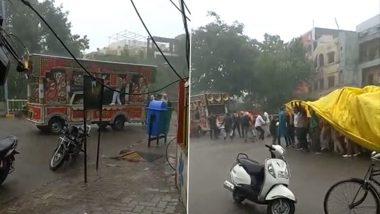 इंदौर में भारी बारिश के बीच लोगों ने तिरपाल में खुद को ढका अनोखा बारात जुलूस, वायरल वीडियो नेटिज़न्स को छोड़ दिया इंदौर में भारी बारिश के बीच लोगों ने तिरपाल में खुद को ढका अनोखा बारात जुलूस, वायरल वीडियो नेटिज़न्स को छोड़ दिया