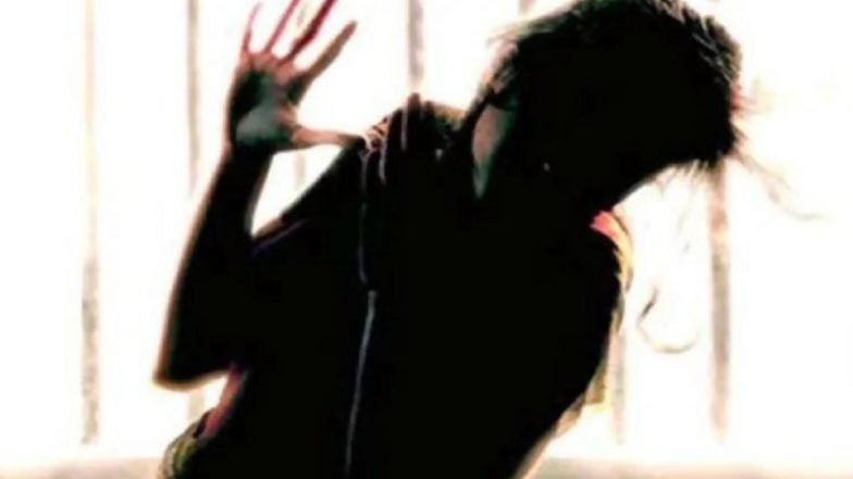 उत्तर प्रदेश शॉकर: 21 वर्षीय महिला ने छेड़खानी से बचने के लिए एसयूवी से छलांग लगाई, आरोपी गिरफ्तार उत्तर प्रदेश शॉकर: 21 वर्षीय महिला ने छेड़खानी से बचने के लिए एसयूवी से छलांग लगाई, आरोपी गिरफ्तार