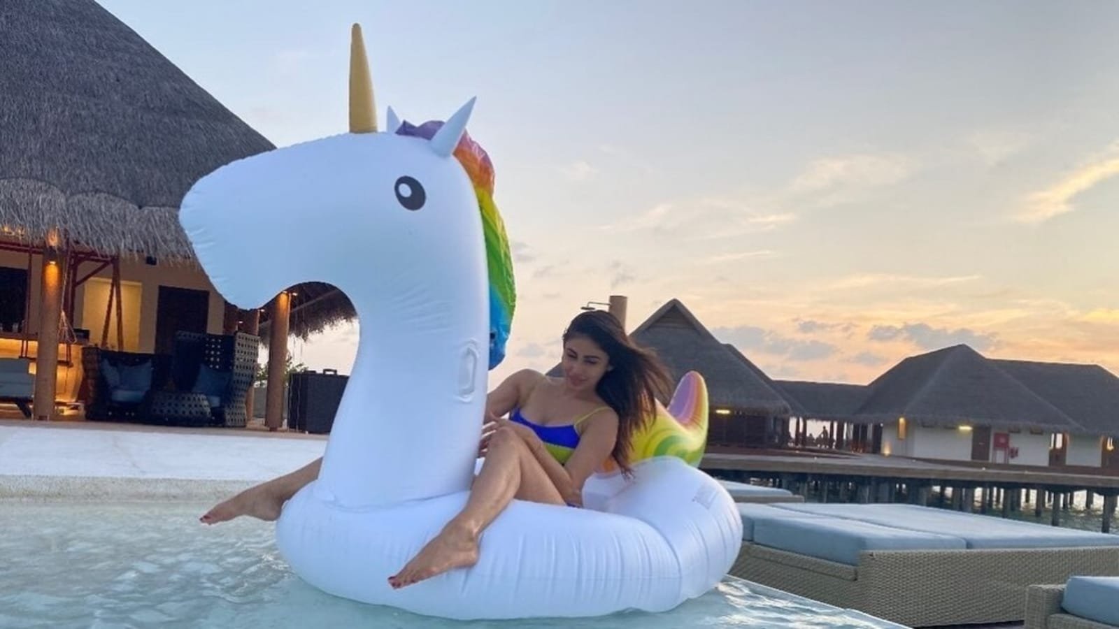 मौनी रॉय ने एक ट्रेंडी बिकिनी में तस्वीरें छोड़ी, कहा कि वह समुद्र तट पर मानसिक रूप से चिल कर रही हैं: यहां नवीनतम तस्वीरें देखें