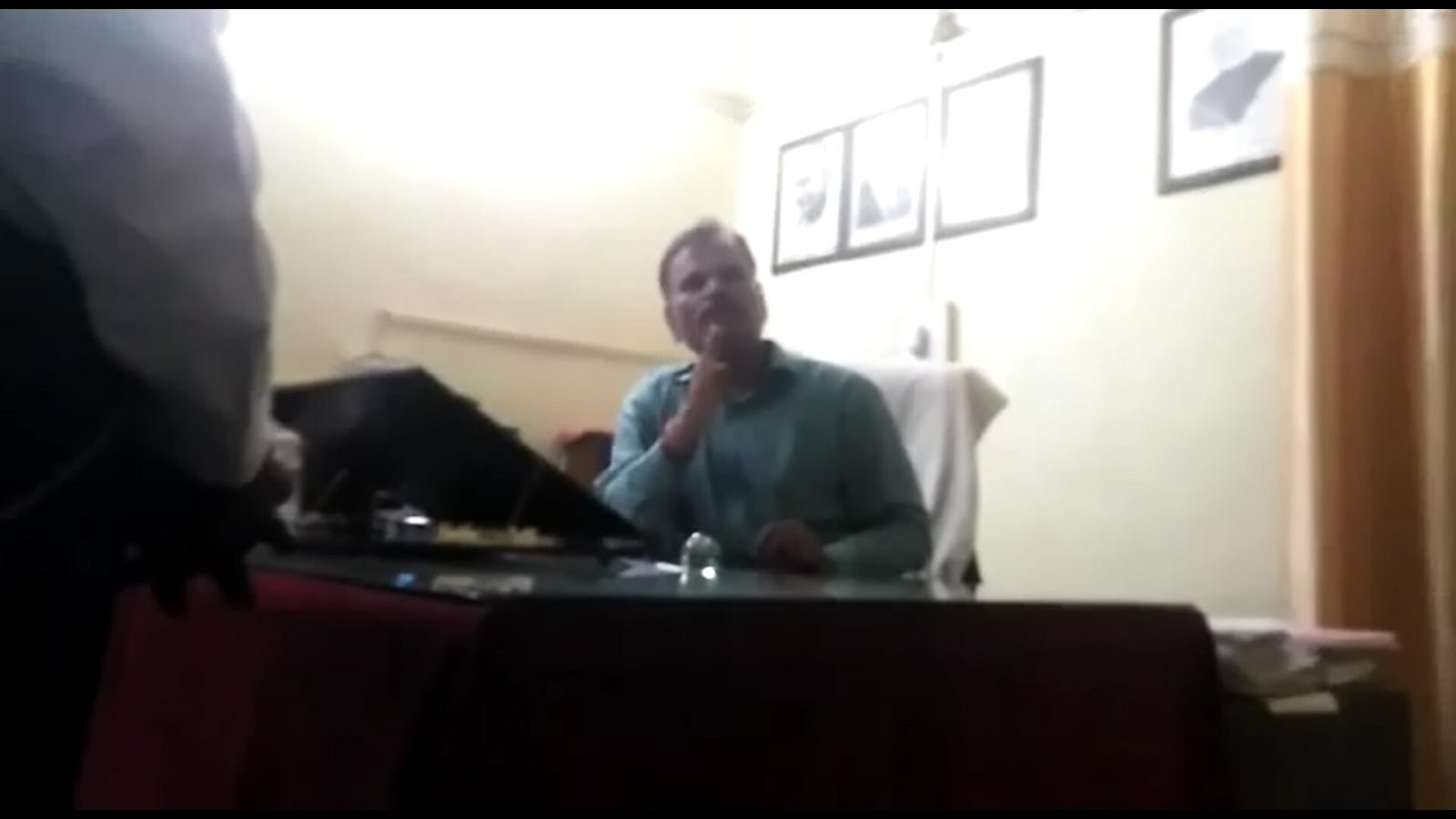 एमपी अधिकारी ने कहा मतदान करना सही, लोकतंत्र ‘सबसे बड़ी गलती’ सरकार के आदेश स्थानांतरण एमपी अधिकारी ने कहा मतदान करना सही, लोकतंत्र ‘सबसे बड़ी गलती’ सरकार के आदेश स्थानांतरण