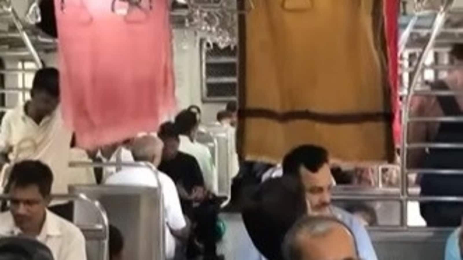 क्या मुंबई के स्थानीय लोगों में यात्री अपने कपड़े सुखा रहे हैं? वायरल वीडियो देखें | मुंबई खबर क्या मुंबई के स्थानीय लोगों में यात्री अपने कपड़े सुखा रहे हैं? वायरल वीडियो देखें | मुंबई खबर