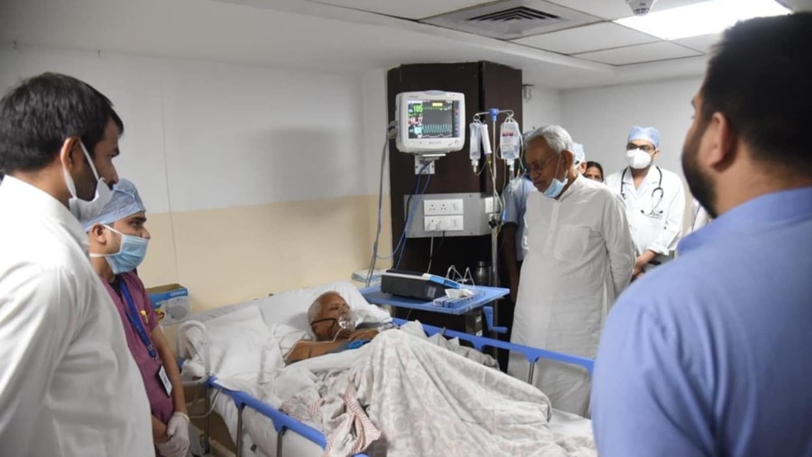 नीतीश कुमार ने अस्पताल में लालू यादव से की मुलाकात, ‘उनके शीघ्र स्वस्थ होने की कामना’ नीतीश कुमार ने अस्पताल में लालू यादव से की मुलाकात, ‘उनके शीघ्र स्वस्थ होने की कामना’