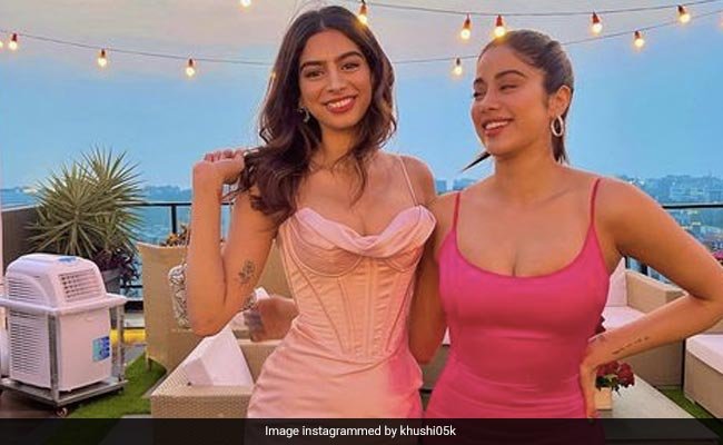“व्हेयर आर योर बैंग्स,” जान्हवी कपूर की बहन खुशी के रूप में एक शानदार सेल्फी साझा करती है “व्हेयर आर योर बैंग्स,” जान्हवी कपूर की बहन खुशी के रूप में एक शानदार सेल्फी साझा करती है