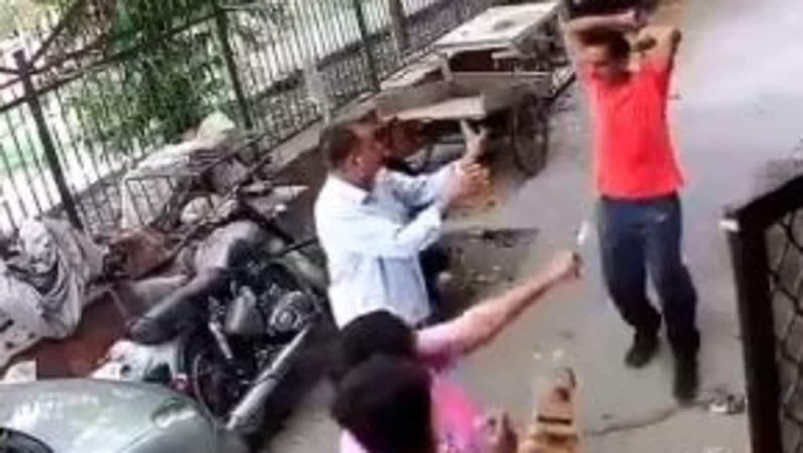 दिल्ली में, पालतू कुत्ते के आदमी-पुलिस पर भौंकने से परिवार के 3 घायल|  वीडियो |  ताजा खबर दिल्ली