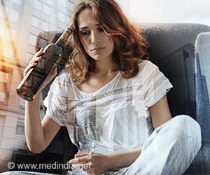 शराब का सेवन बचपन के अकेलेपन से कैसे संबंधित है?