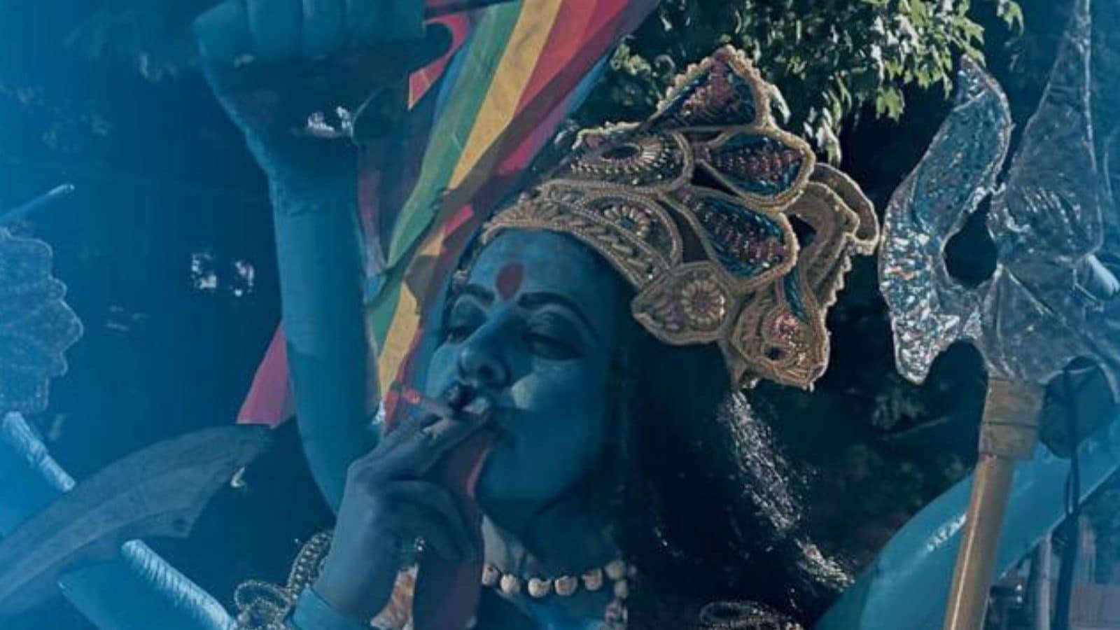 ‘हिंदू भावनाओं को ठेस पहुँचाने’ के लिए फिल्म का पोस्टर, जिसमें देवी काली को धूम्रपान करते दिखाया गया है; निदेशक स्पष्ट करता है ‘हिंदू भावनाओं को ठेस पहुँचाने’ के लिए फिल्म का पोस्टर, जिसमें देवी काली को धूम्रपान करते दिखाया गया है; निदेशक स्पष्ट करता है