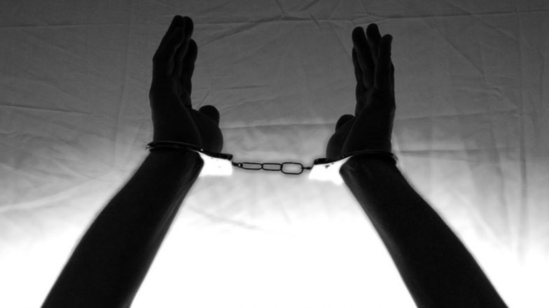छत्तीसगढ़ : पैसे के विवाद में छोटे भाई की हत्या के आरोप में रायपुर में 16 वर्षीय किशोर गिरफ्तार छत्तीसगढ़ : पैसे के विवाद में छोटे भाई की हत्या के आरोप में रायपुर में 16 वर्षीय किशोर गिरफ्तार