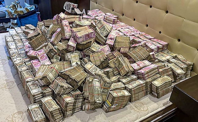 मेरे घर में मिला पैसा मेरी जानकारी के बिना रखा: पार्थ चटर्जी का सहयोगी मेरे घर में मिला पैसा मेरी जानकारी के बिना रखा: पार्थ चटर्जी का सहयोगी
