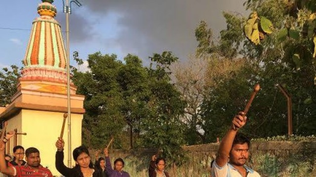पुणे में ढोल बजाते युवा, भगवान गणेश के स्वागत की तैयारी