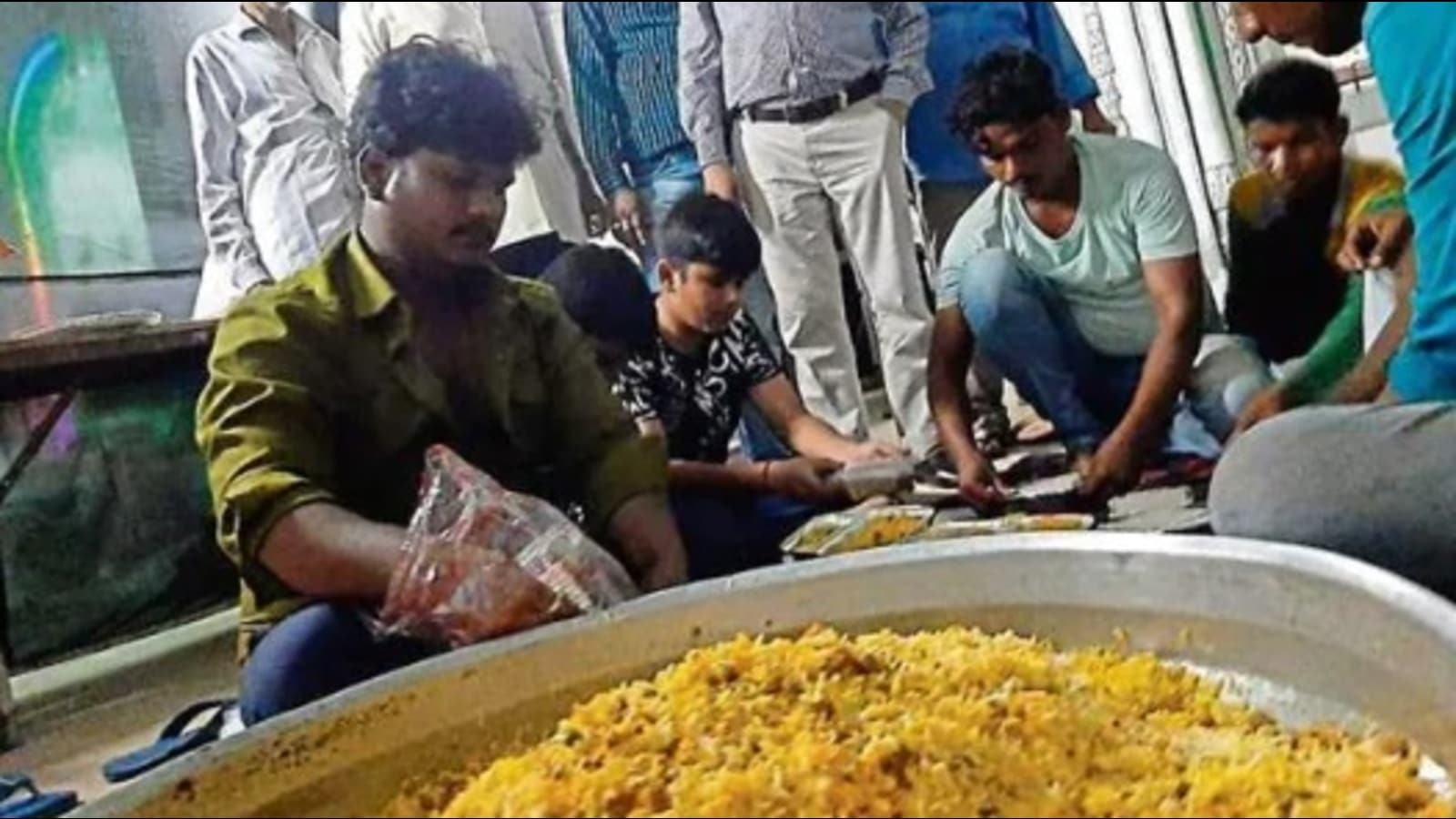 मुहर्रम के लिए लगी आग, बावर्ची खाना में जान आई मुहर्रम के लिए लगी आग, बावर्ची खाना में जान आई