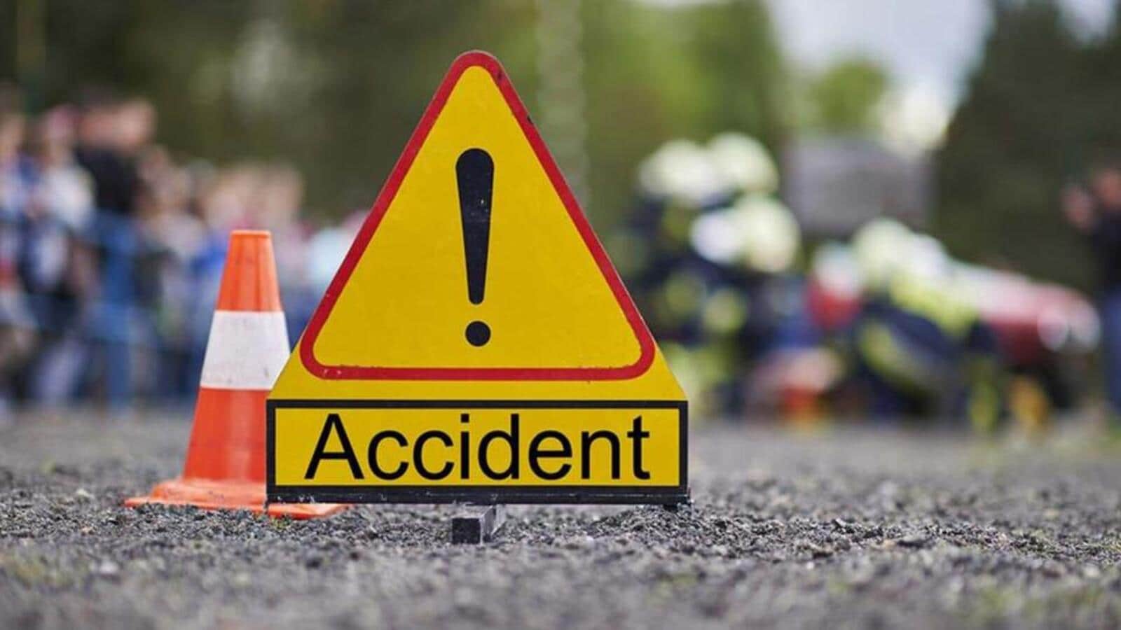 लुधियाना ट्रैफिक पुलिस ने धीमी गति से चलने वाले वाहनों पर रिफ्लेक्टर लगाए | मुंबई खबर लुधियाना ट्रैफिक पुलिस ने धीमी गति से चलने वाले वाहनों पर रिफ्लेक्टर लगाए | मुंबई खबर