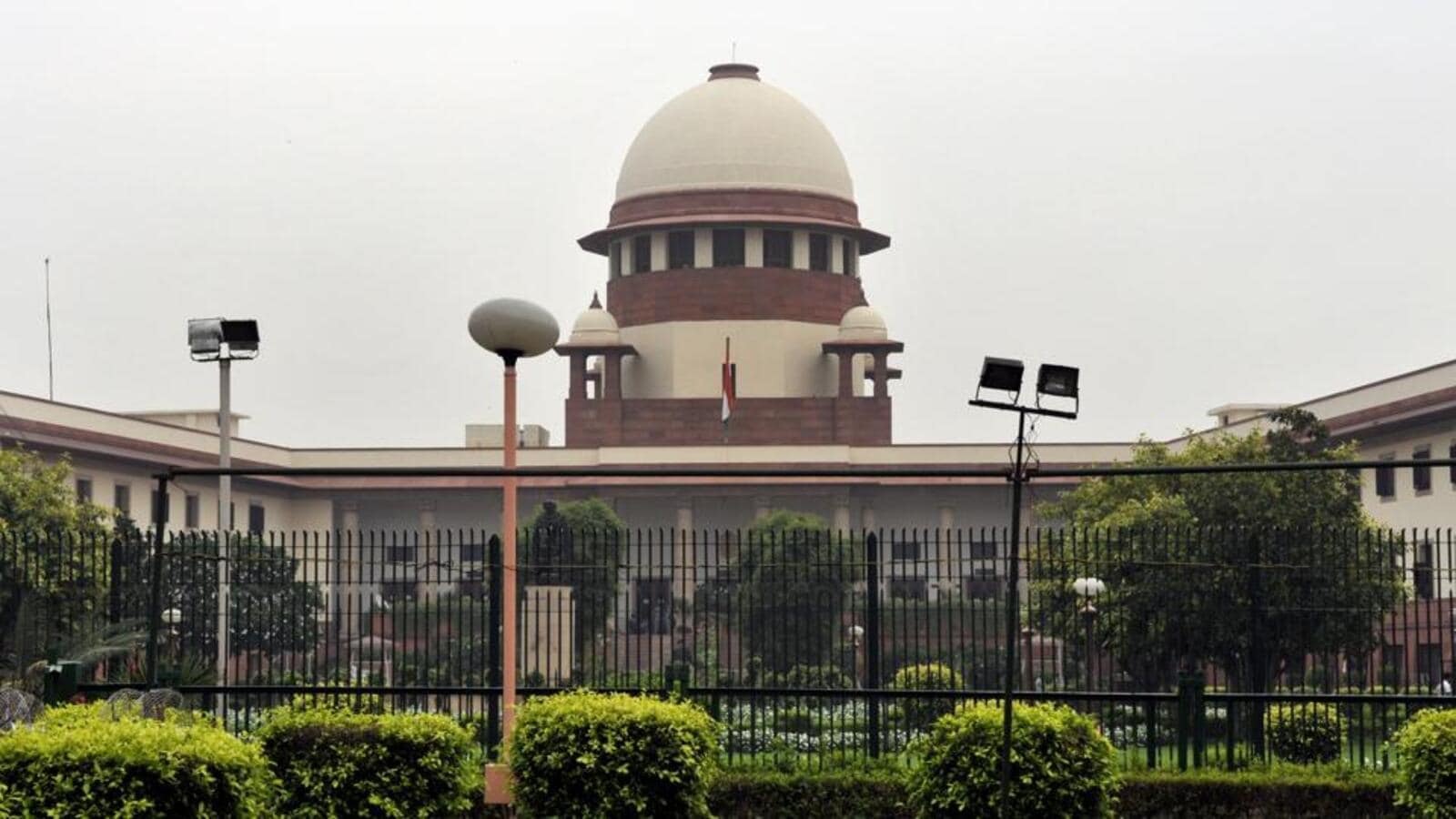 ‘मैनिफेस्टली परवर्स’: सुप्रीम कोर्ट ने एनजीओ को सुपरटेक टावरों पर जनहित याचिका के लिए ₹5L का भुगतान करने का आदेश दिया ‘मैनिफेस्टली परवर्स’: सुप्रीम कोर्ट ने एनजीओ को सुपरटेक टावरों पर जनहित याचिका के लिए ₹5L का भुगतान करने का आदेश दिया