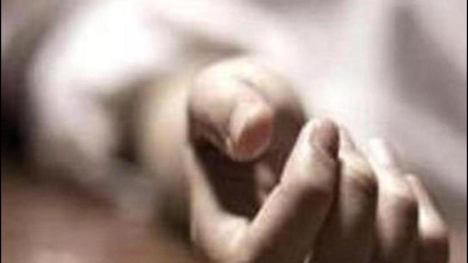 मध्य प्रदेश के व्यक्ति की मौत, पिता ने चाबी देने से इनकार करने पर उसका हाथ काट दिया मध्य प्रदेश के व्यक्ति की मौत, पिता ने चाबी देने से इनकार करने पर उसका हाथ काट दिया