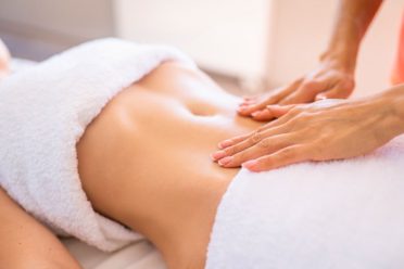 6 चमत्कारी स्वास्थ्य लाभ ‘अपने बेली बटन को तेल लगाने’ से पहले किसी ने आपको नहीं बताया