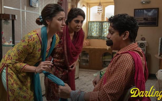 'डार्लिंग्स' फिल्म की समीक्षा: घरेलू हिंसा पर एक विचित्र रूप जो इसके भागों के योग से कम है
