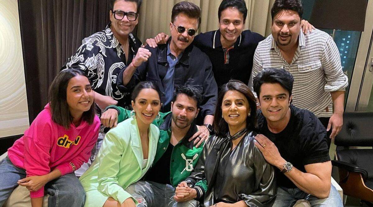 करण जौहर द्वारा होस्ट किए गए सक्सेस बैश के लिए जुगजुग जीयो कास्ट फिर से शामिल हुए। कियारा आडवाणी पूछती हैं, 'क्या वेटिंग में सीक्वल है?'