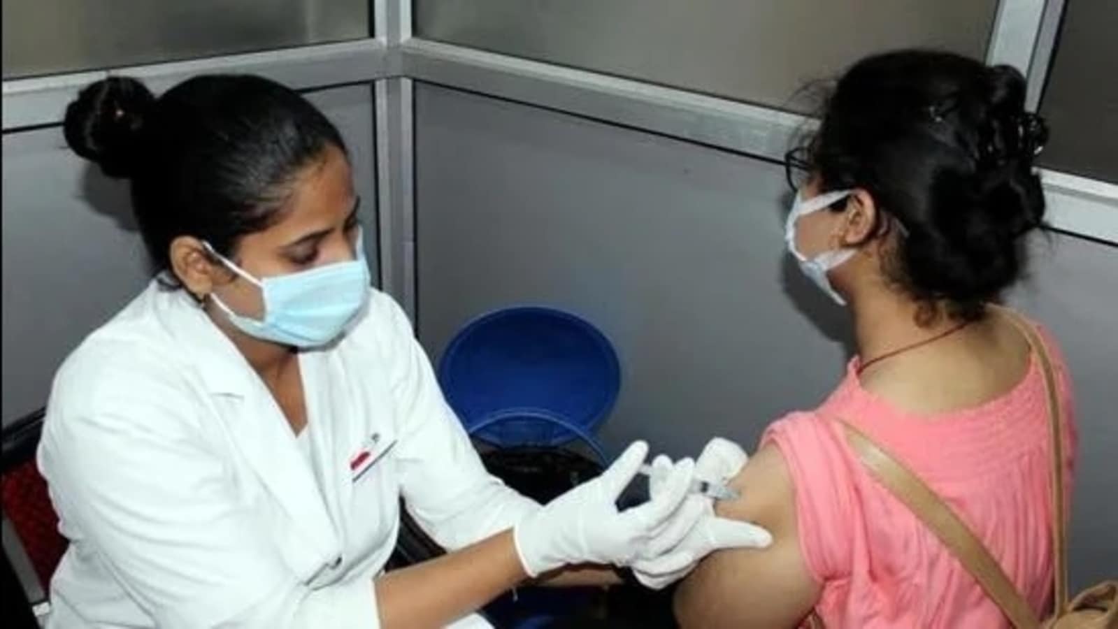 हरियाणा के व्यक्ति ने अपनी बेटी को टीका लगाने के लिए स्वास्थ्य कर्मियों की पिटाई की, गिरफ्तार हरियाणा के व्यक्ति ने अपनी बेटी को टीका लगाने के लिए स्वास्थ्य कर्मियों की पिटाई की, गिरफ्तार