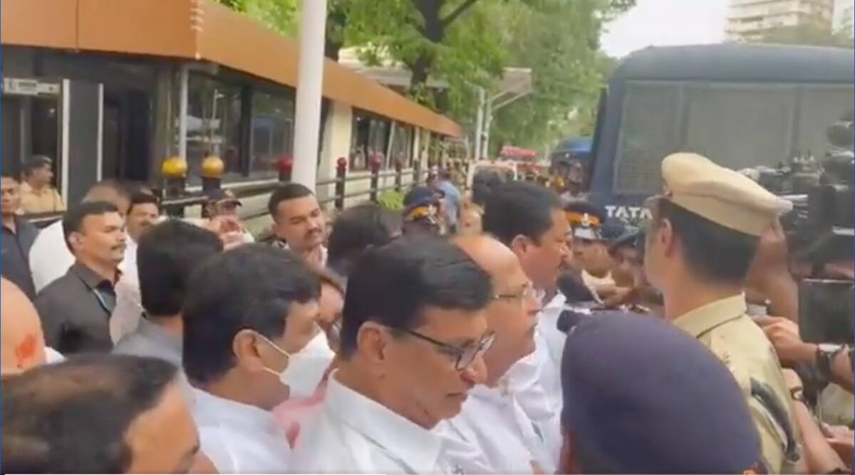 मुंबई: राज्यपाल के आवास तक विरोध मार्च पर निकले कांग्रेस नेताओं को रोका, पुलिस ने हिरासत में लिया मुंबई: राज्यपाल के आवास तक विरोध मार्च पर निकले कांग्रेस नेताओं को रोका, पुलिस ने हिरासत में लिया