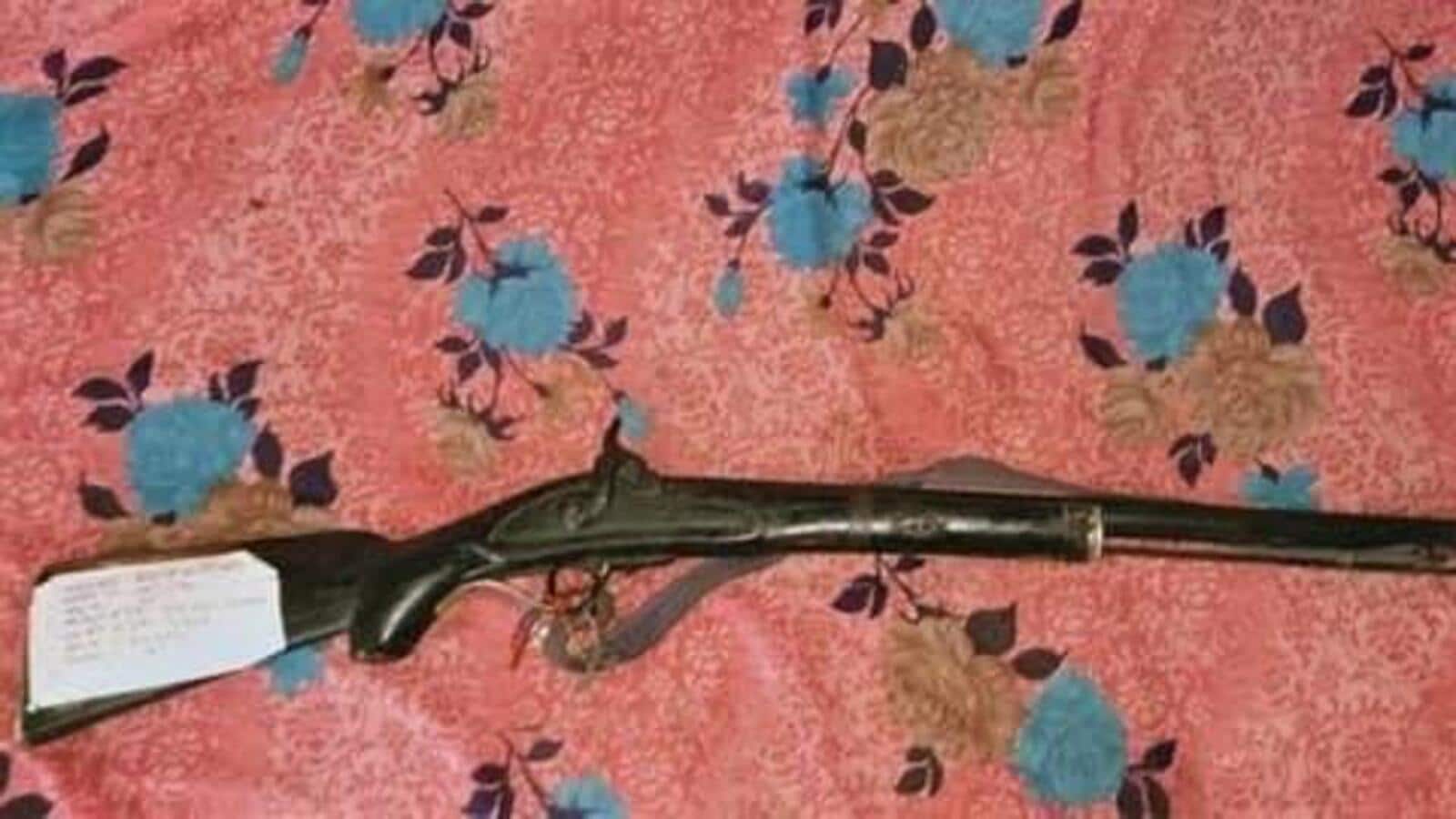 नैनीताल के ड्राइवर ने दादा को उपहार में दी गई जिम कॉर्बेट बंदूक वापस लेने के लिए लाइसेंस मांगा