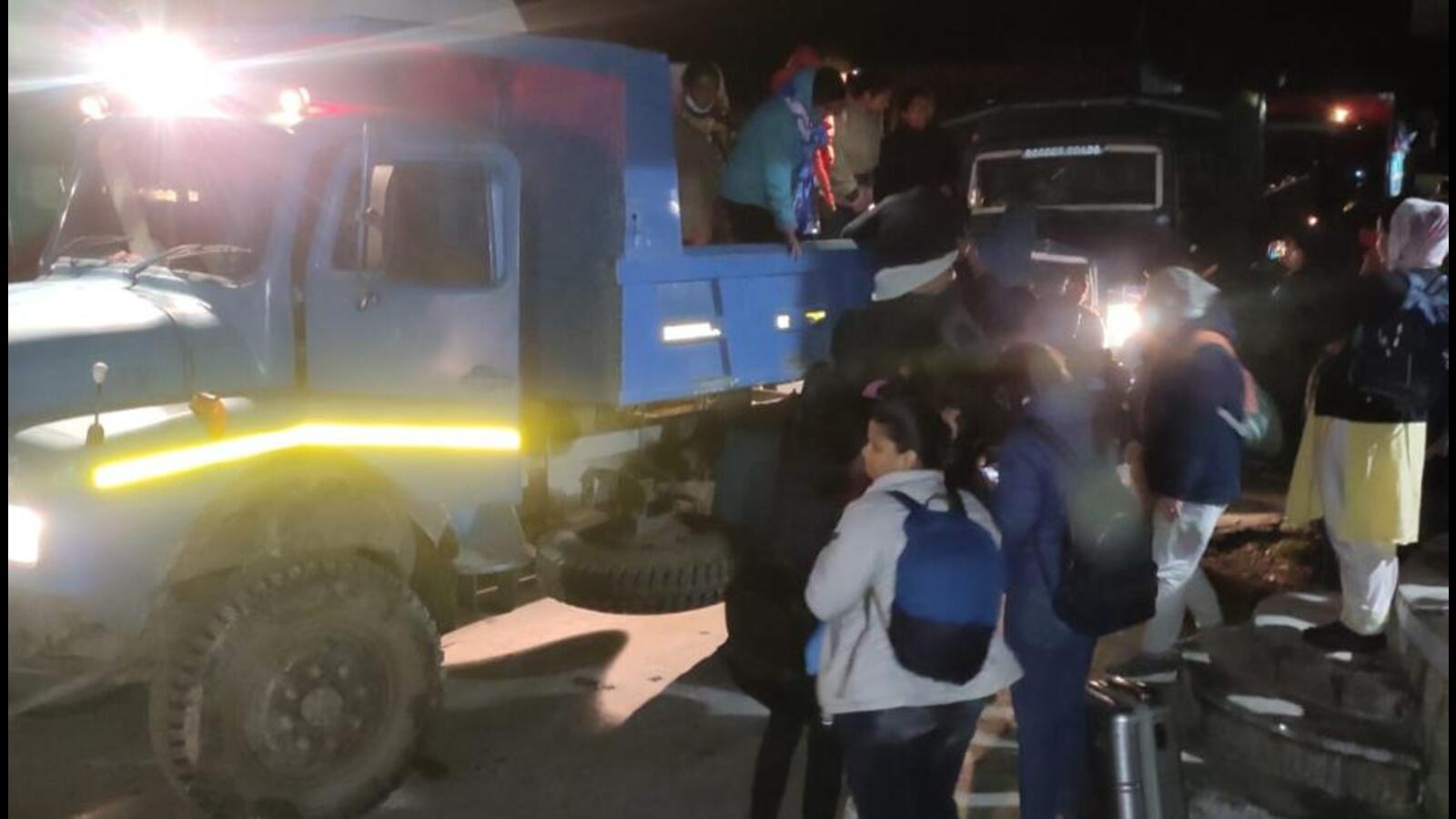 हिमाचल में बाढ़ के बाद कम से कम 105 पर्यटकों को बचाया गया, जो फंसे हुए हैं