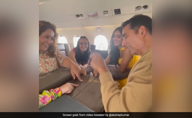 अक्षय कुमार ने रक्षा बंधन के सह-कलाकारों के साथ खेला यह क्लासिक बचपन का खेल