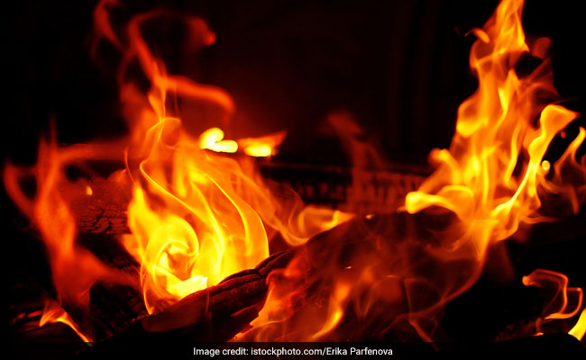 मुंबई की आग में 20 झोपड़ियां जलीं, फायरमैन घायल मुंबई की आग में 20 झोपड़ियां जलीं, फायरमैन घायल