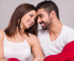 शैक्षिक यौन स्वास्थ्य कार्यक्रम कैसे सुरक्षित यौन व्यवहार में सुधार करते हैं?