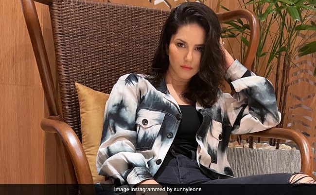 सनी लियोन की परीक्षा के एडमिट कार्ड में “माँ” के रूप में नाम देने वाली एक छात्रा के लिए LOL प्रतिक्रिया