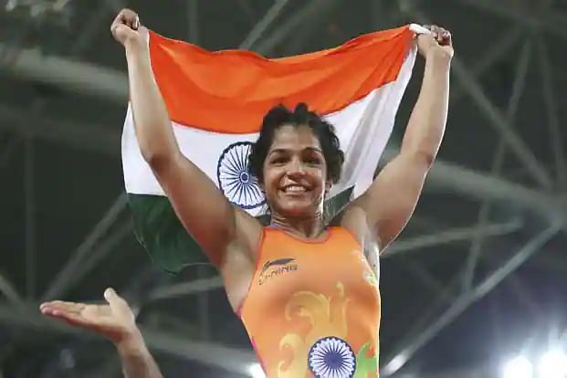 पहलवान साक्षी मलिक ने महिलाओं के 62 किग्रा फाइनल में स्वर्ण जीता पहलवान साक्षी मलिक ने महिलाओं के 62 किग्रा फाइनल में स्वर्ण जीता